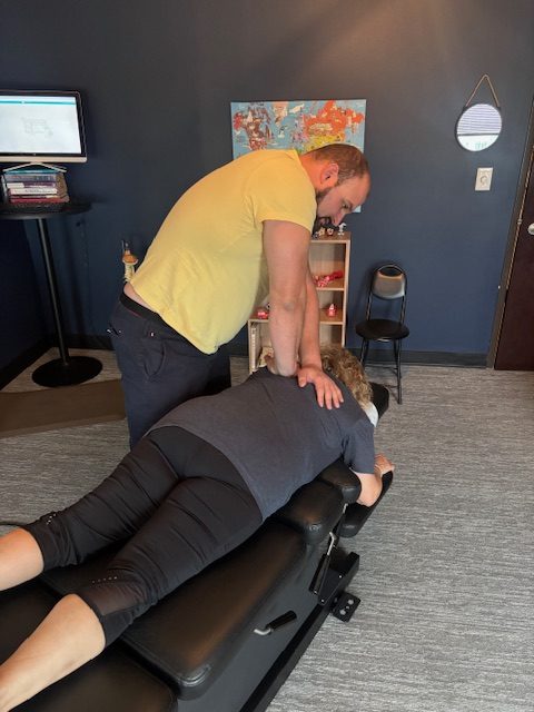 top chiropractor in Dallas Texas delivering a chiropractic adjustment